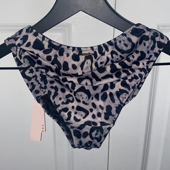 Grey leopard vs swim bottom - Picture 2 of 2